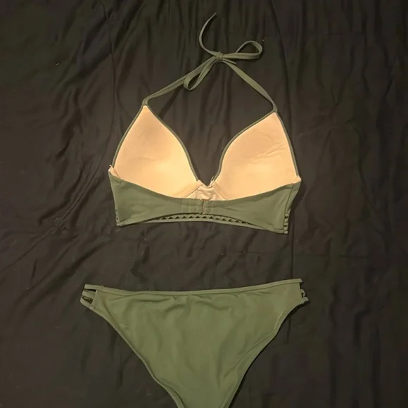 🌿 Hunter Green Shade & Shore Bikini Set – Barely Worn! 🌿 - Picture 3 of 3
